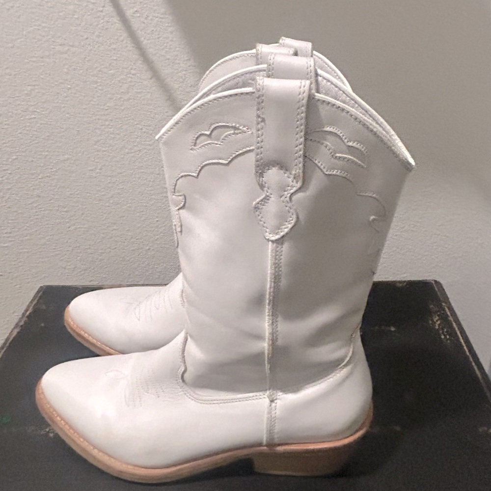 Steve Madden white western boot